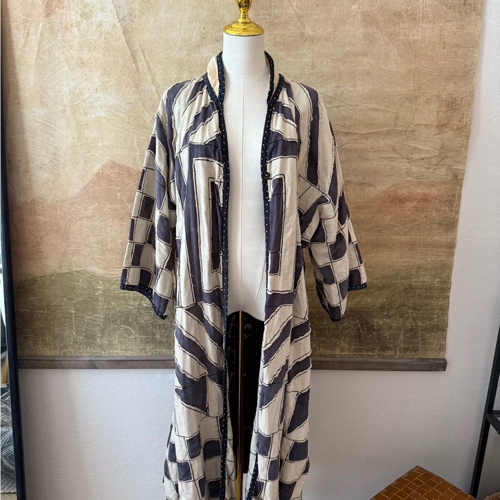 Magnolia Pearl Charcoal and White Geometric Cape
